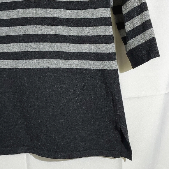 Cable & Gauge Grey Two-Tone Horizontal Stripe 3/4 Sleeve Knit Top - Medium - Picture 8 of 10